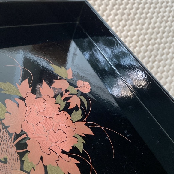 Vintage Japanese Black Laquer Tray with a Peacock (NOTE THE PHOTOS HAVE A GLARE) - Picture 6 of 7